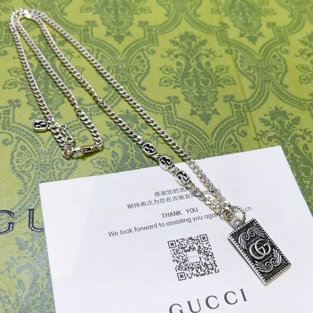 Gucci GG Marmont Chaîne Curb Argentée Verte Pendentif Rectangulaire Orné 9