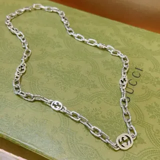 Gucci GG Marmont فضي أخضر ميداليونات G متشابكة سلسلة ارتباط نصية قلادة