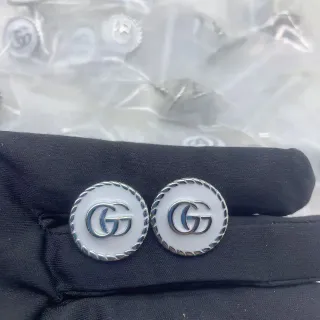 गुचि GG मार्मोंट सफेद चांदी गोलाकार एनामेल चेहरा वाला ब्रोच
