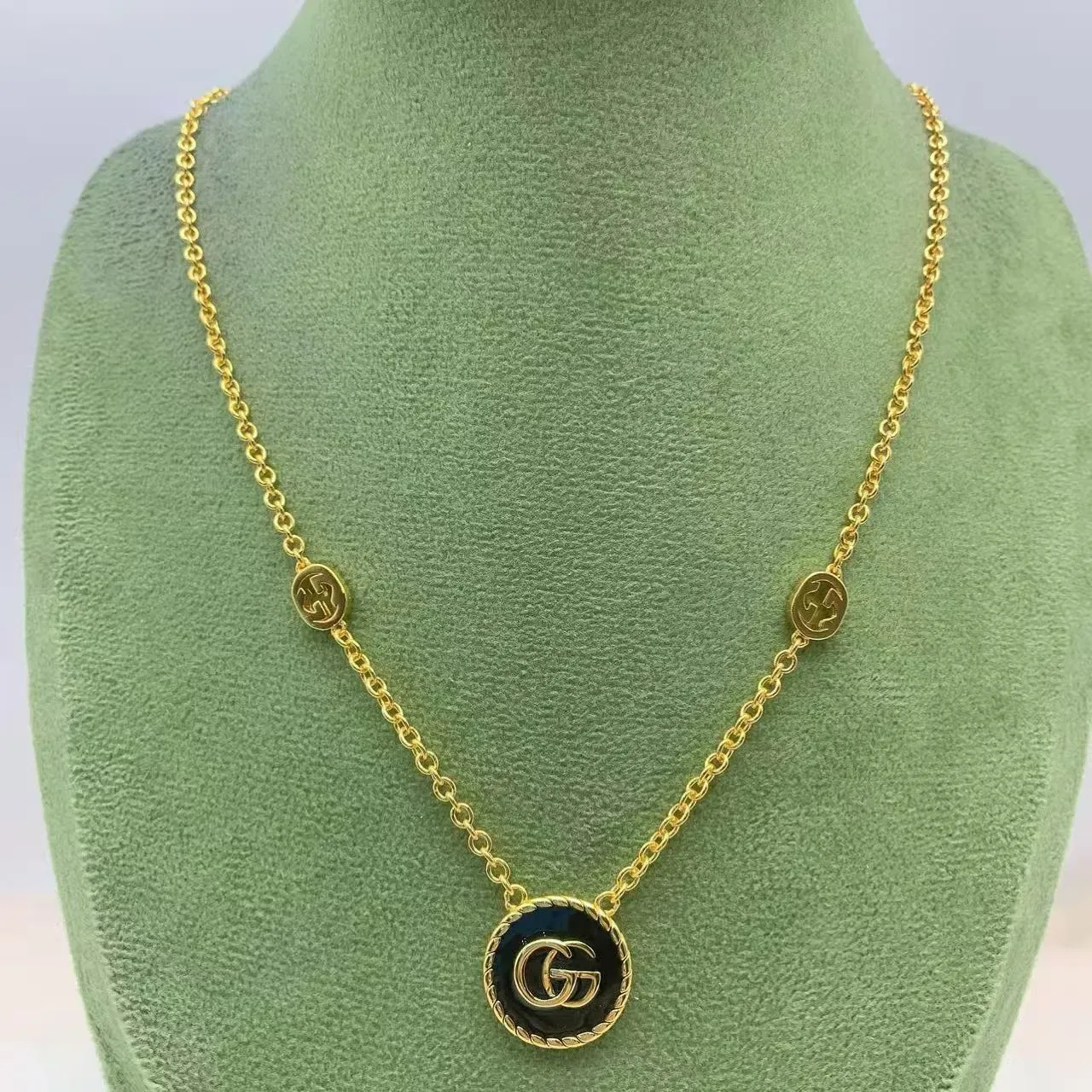 Broche Gucci GG Marmont Branco e Prata Circular Esmaltado 2