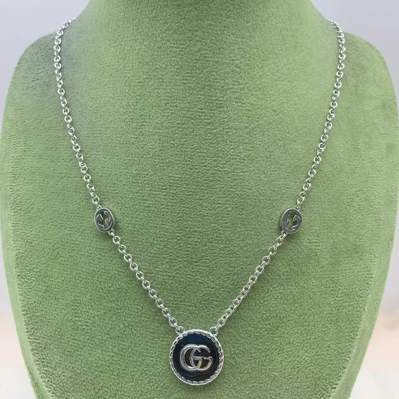 Broche Gucci GG Marmont Branco e Prata Circular Esmaltado 3