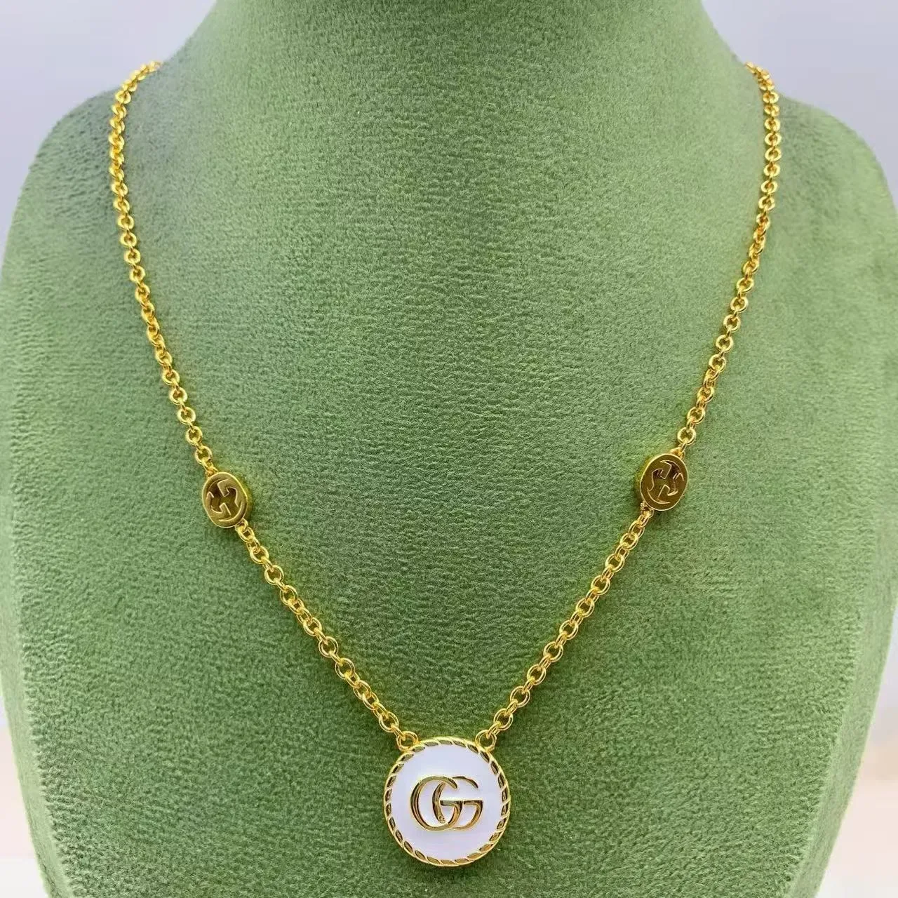 Broche Gucci GG Marmont Branco e Prata Circular Esmaltado 4