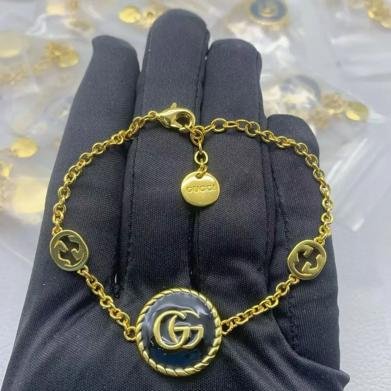 Broche Gucci GG Marmont Branco e Prata Circular Esmaltado 6
