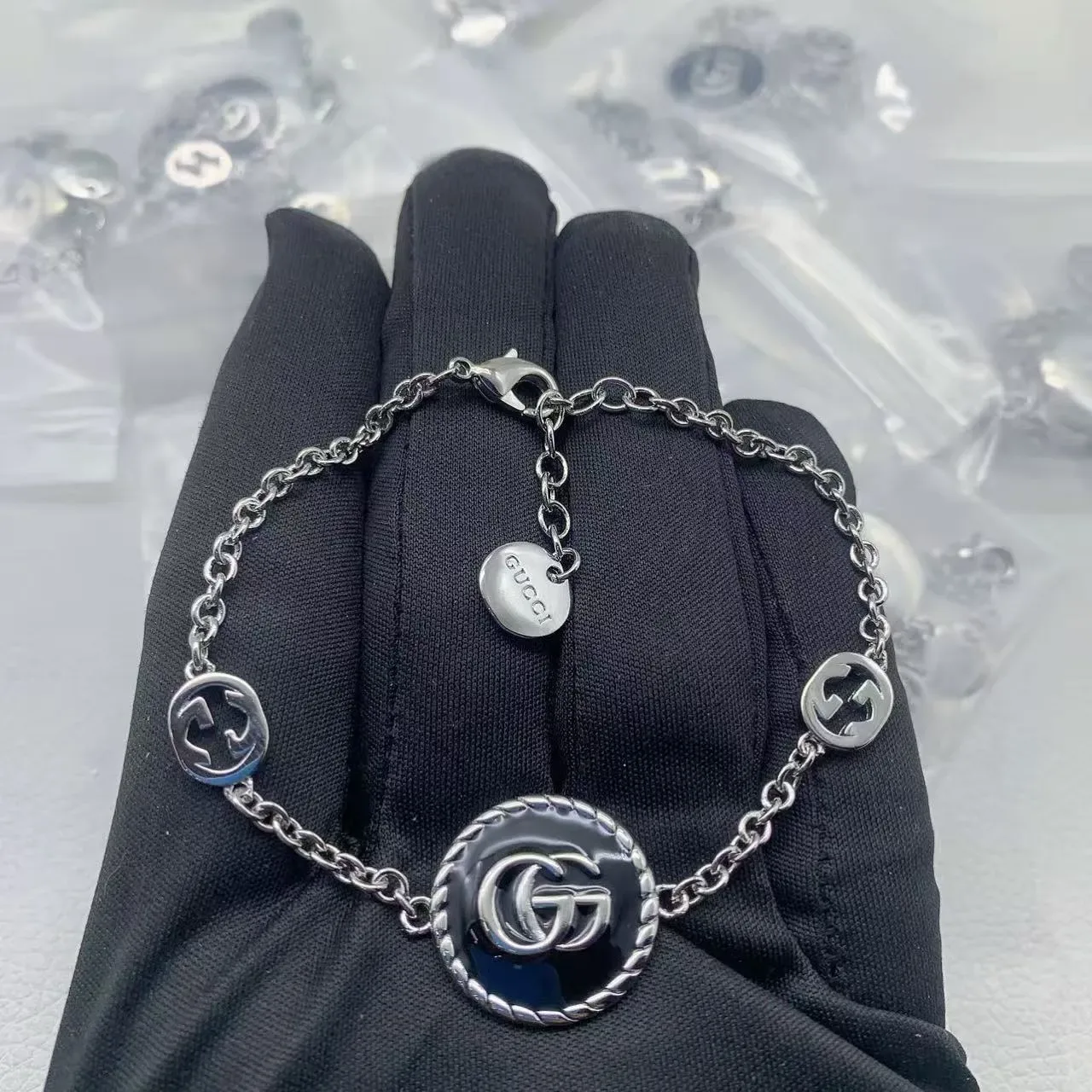 Broche Gucci GG Marmont Branco e Prata Circular Esmaltado 7