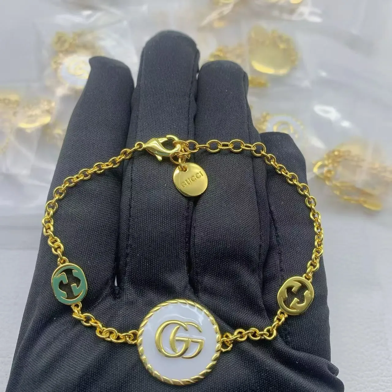 Broche Gucci GG Marmont Branco e Prata Circular Esmaltado 8