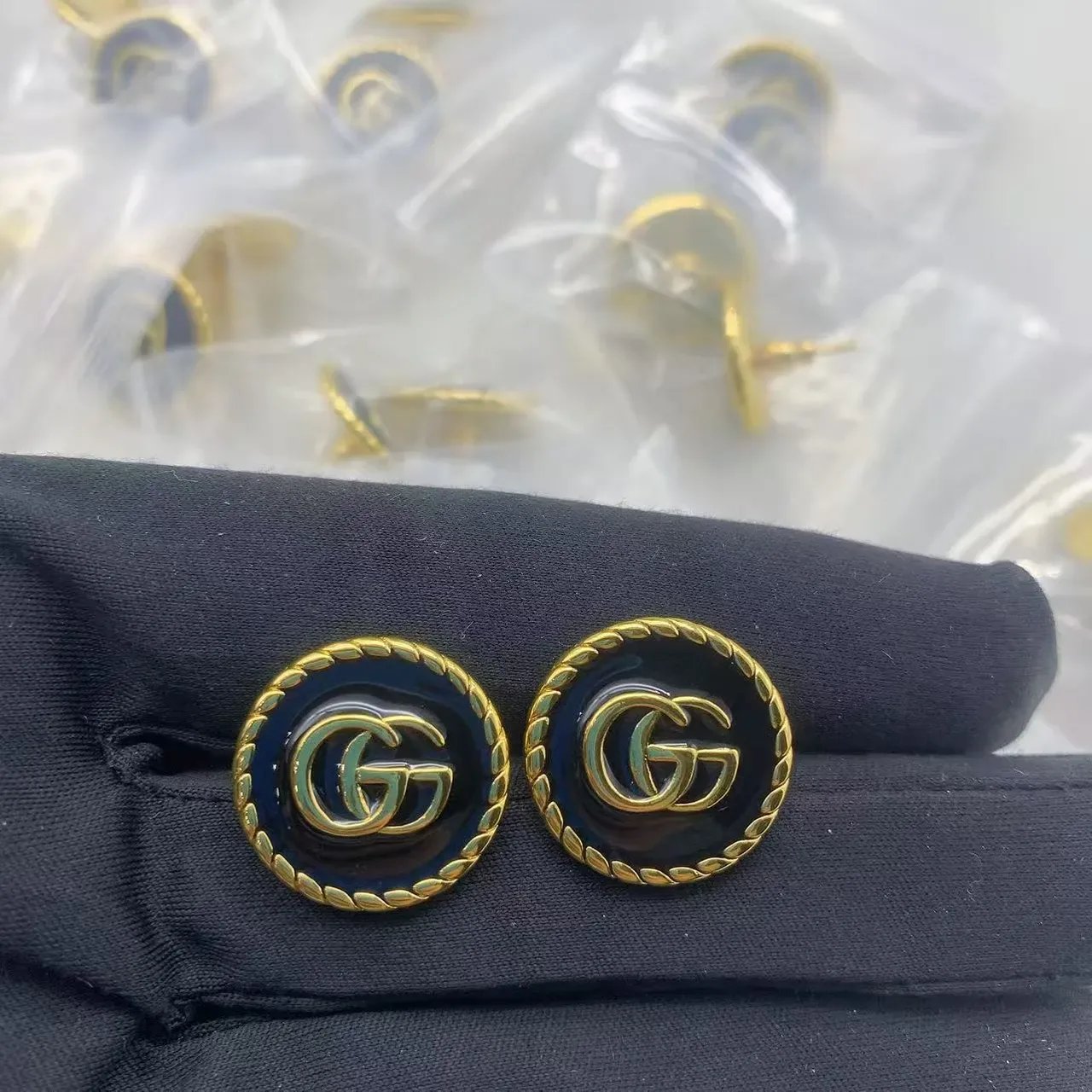 Broche Gucci GG Marmont Branco e Prata Circular Esmaltado 10
