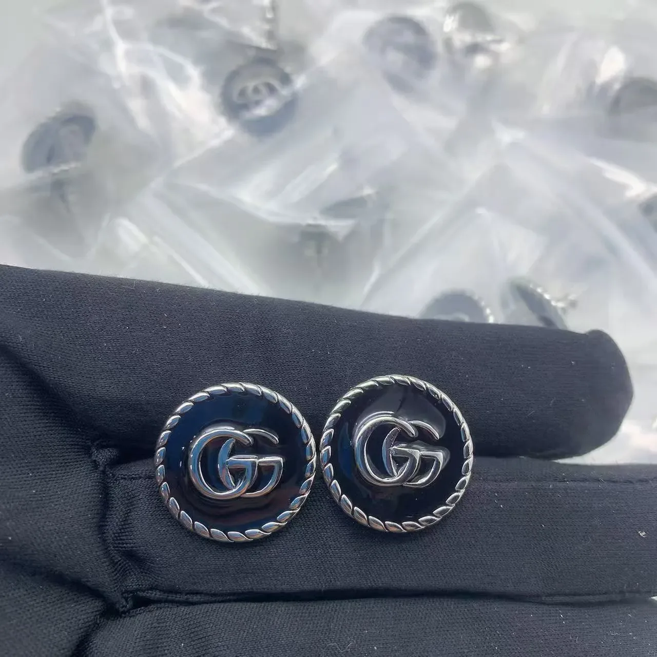 Broche Gucci GG Marmont Branco e Prata Circular Esmaltado 11