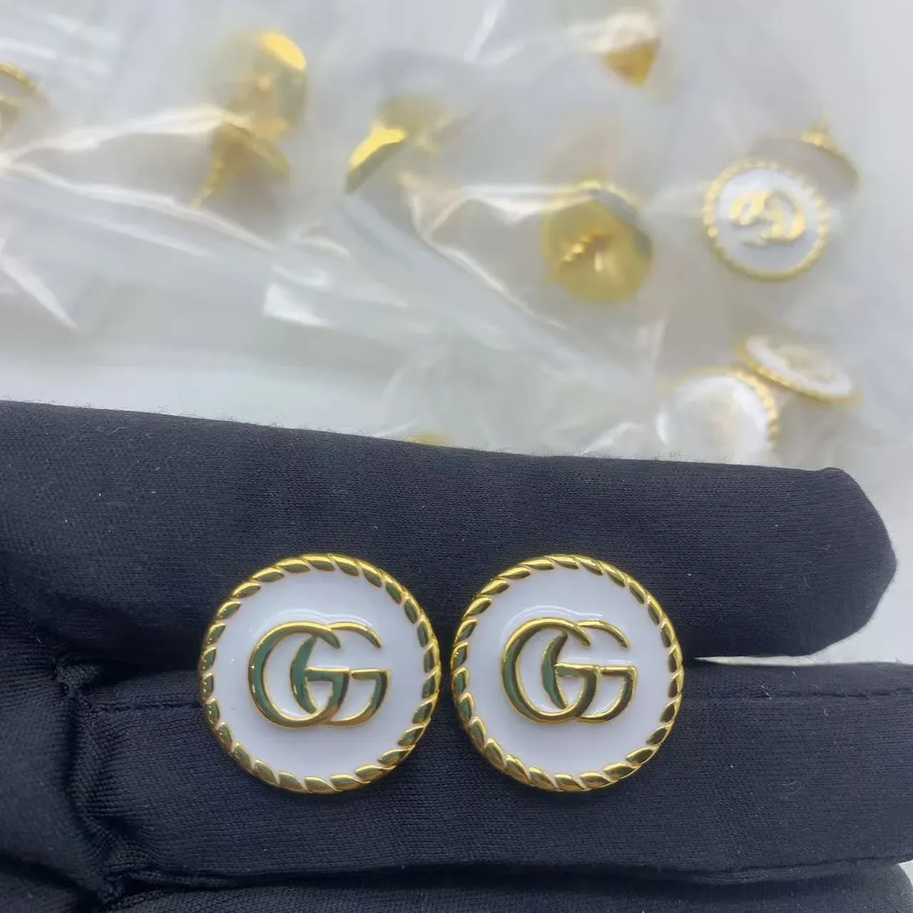 Broche Gucci GG Marmont Branco e Prata Circular Esmaltado 12