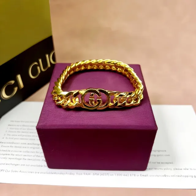 Gucci Gold Curb-Link Chain Interlocking Double-G Clasp Bracelet 4