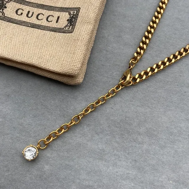 Gucci Chaîne Curb Transparente Dorée avec Pendentif Floral Cristallisé 2
