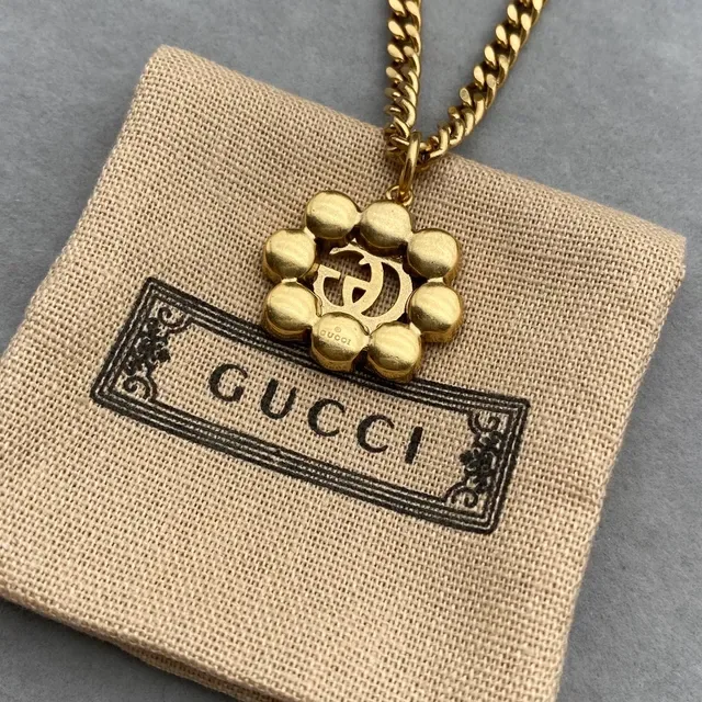 Gucci Chaîne Curb Transparente Dorée avec Pendentif Floral Cristallisé 3