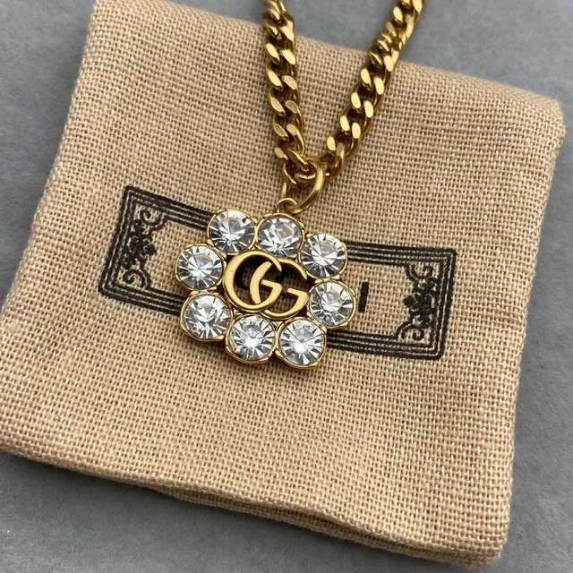 Gucci Chaîne Curb Transparente Dorée avec Pendentif Floral Cristallisé 4