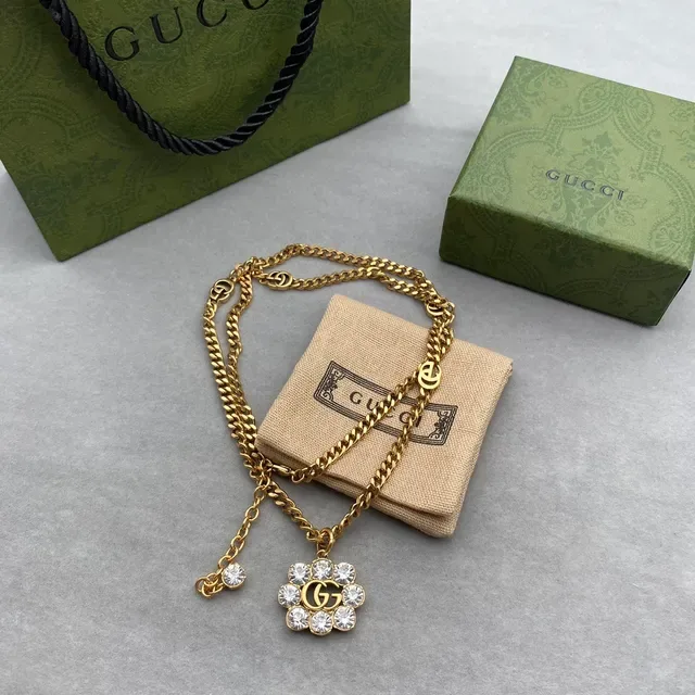 Gucci Chaîne Curb Transparente Dorée avec Pendentif Floral Cristallisé 5