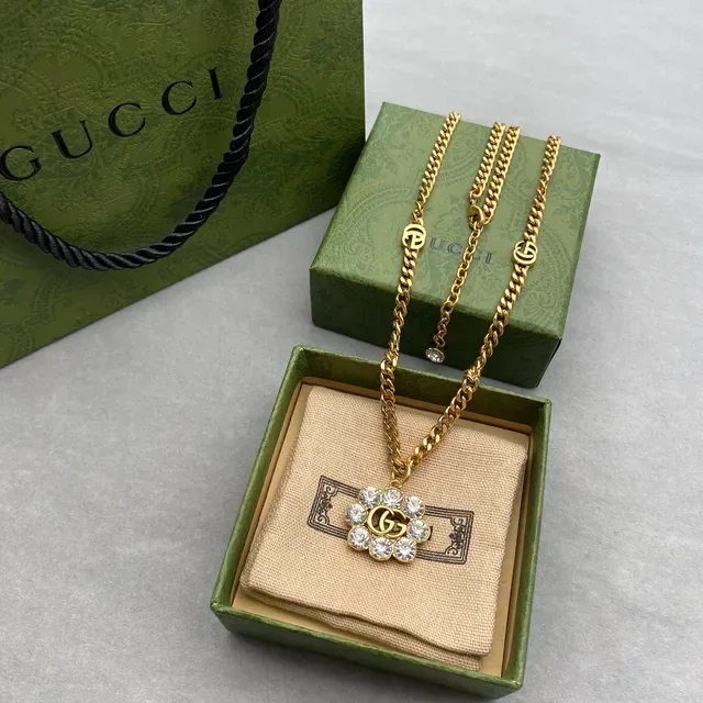 Gucci Chaîne Curb Transparente Dorée avec Pendentif Floral Cristallisé 6