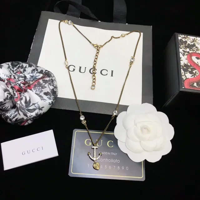 Gucci Chaîne d'Or avec Pendentif Ancre Blanc 9