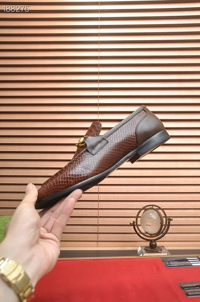 Gucci Horsebit 1955 Mocassins en cuir marron à motif de serpent embossé 6