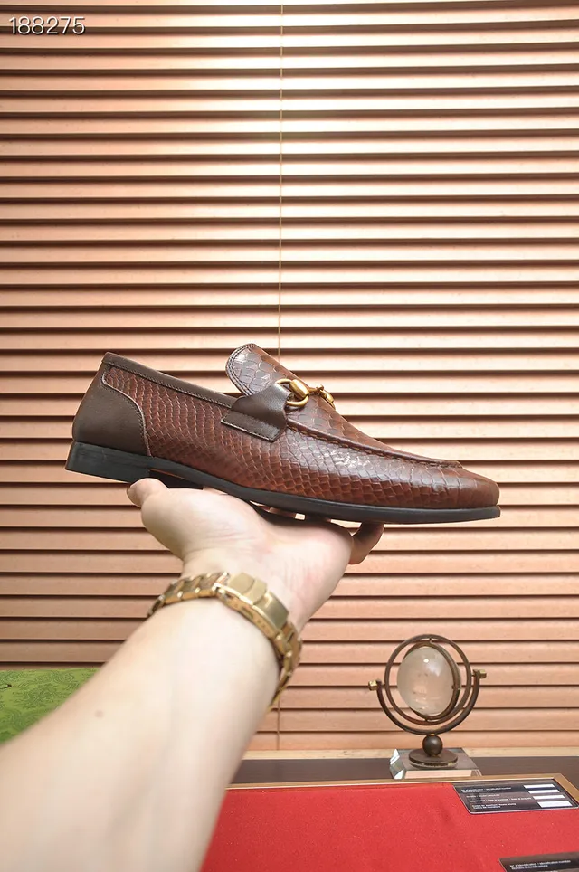 Gucci Horsebit 1955 Mocassins en cuir marron à motif de serpent embossé 7
