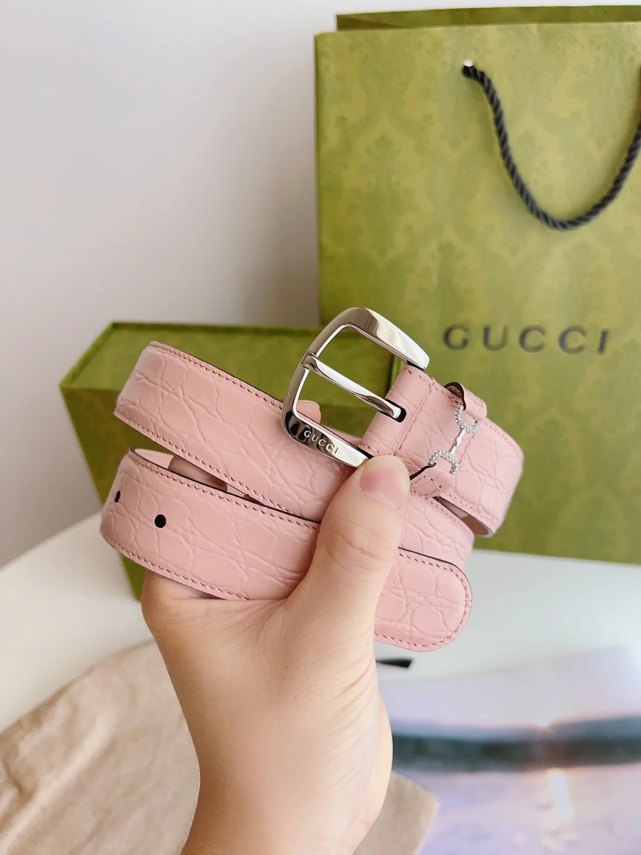 Gucci Horsebit 1955 Cinto de couro com estampado de crocodilo rosa claro 2