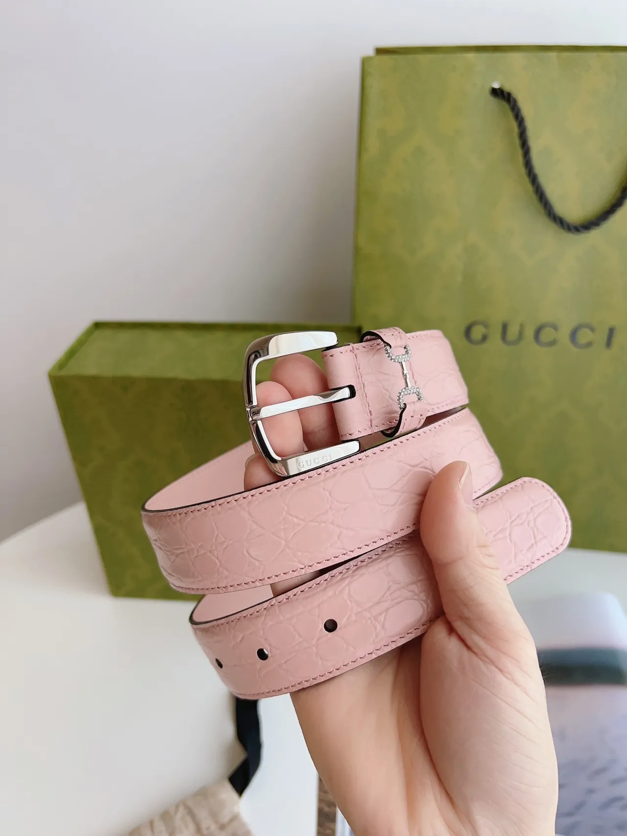 Gucci Horsebit 1955 Cinto de couro com estampado de crocodilo rosa claro 3