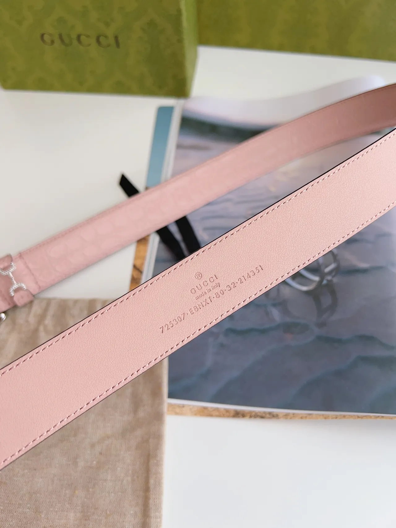 Gucci Horsebit 1955 Cinto de couro com estampado de crocodilo rosa claro 4
