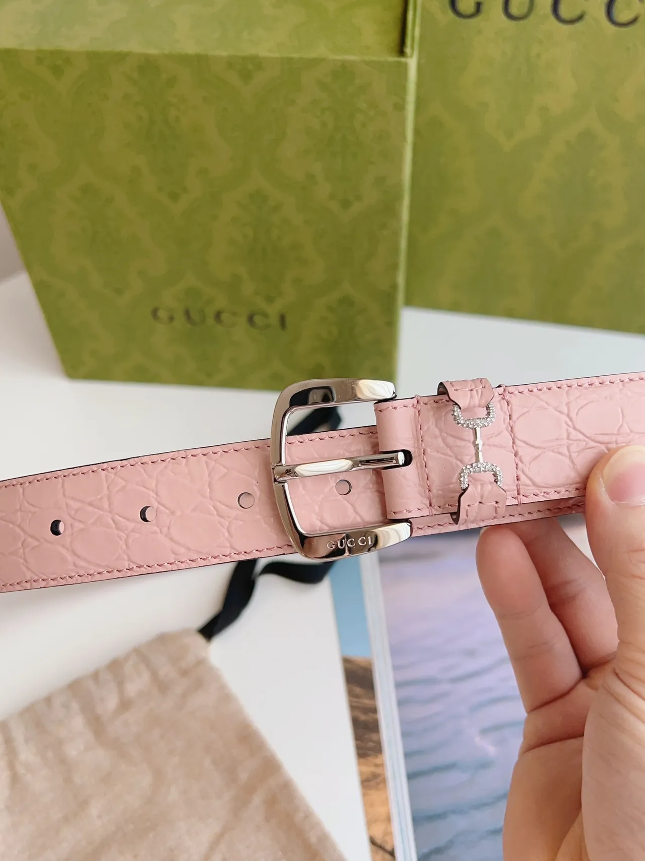 Gucci Horsebit 1955 Cinto de couro com estampado de crocodilo rosa claro 5
