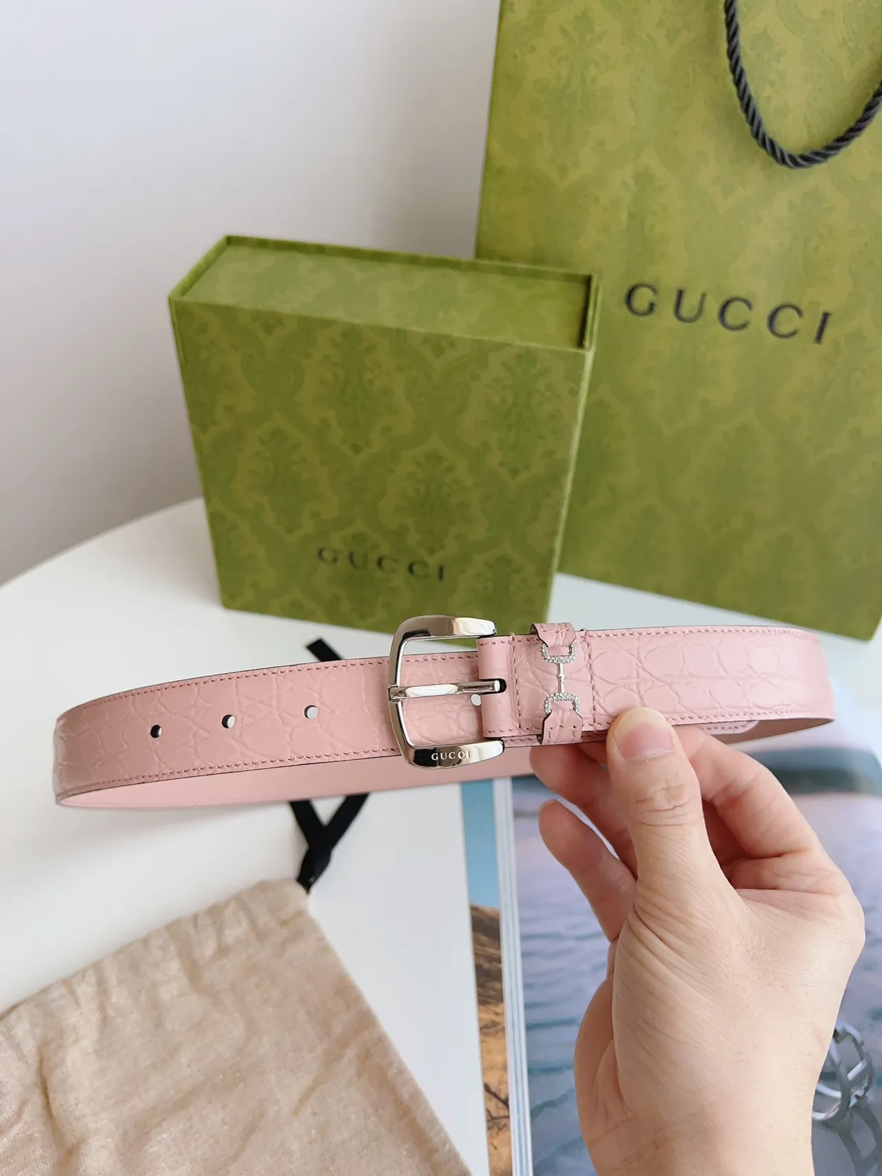 Gucci Horsebit 1955 Cinto de couro com estampado de crocodilo rosa claro 6