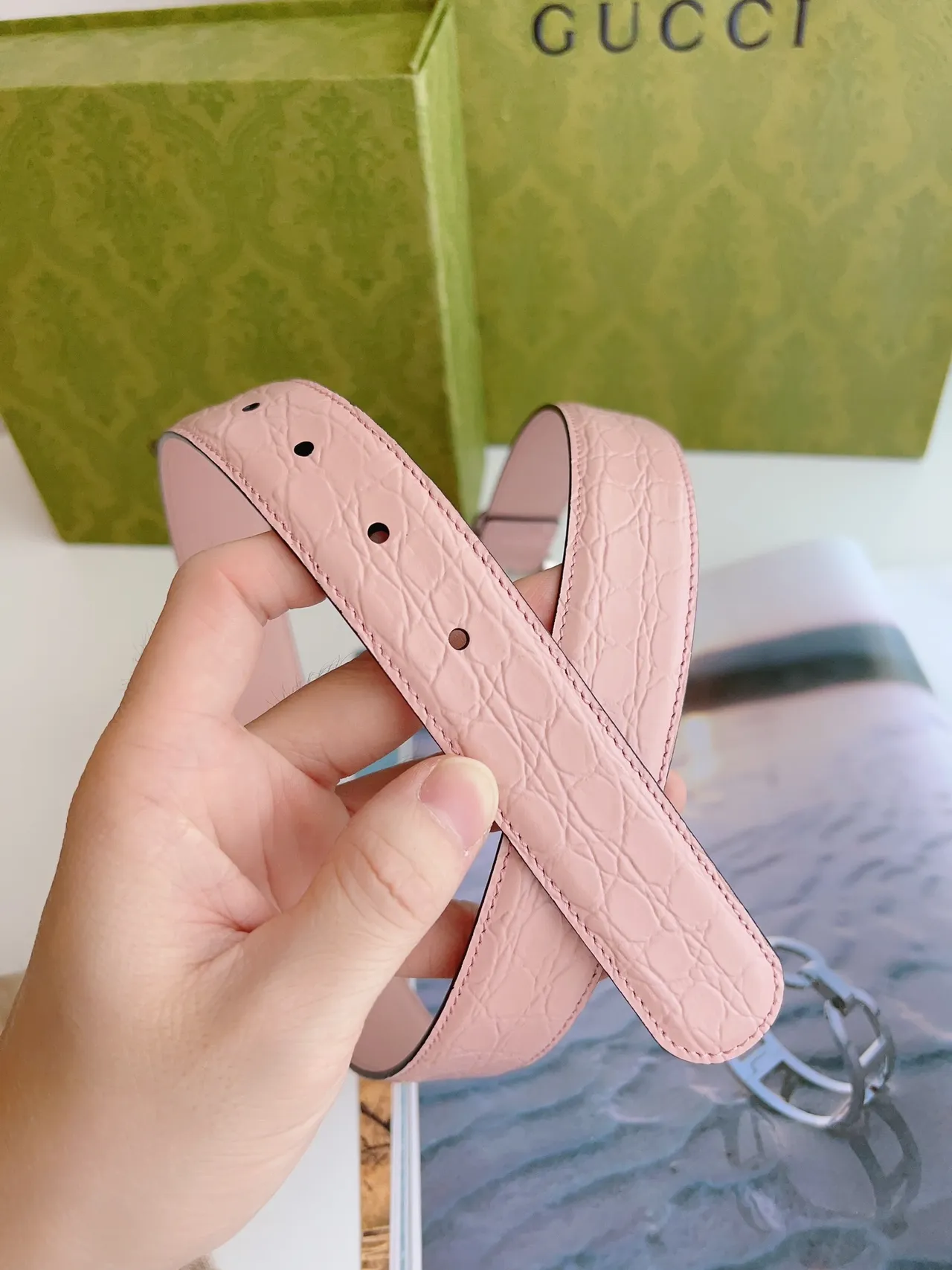 Gucci Horsebit 1955 Cinto de couro com estampado de crocodilo rosa claro 8