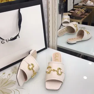 Gucci Horsebit 1955 हल्का गुलाबी चमड़ा Horsebit Buckle स्लिपर्स