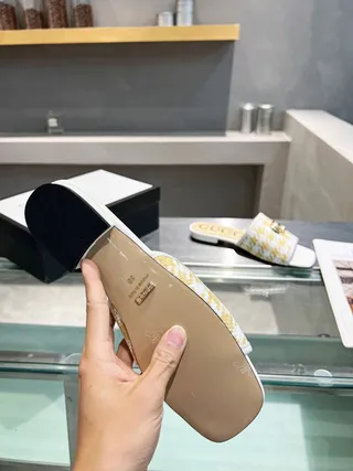 Gucci Horsebit 1955 Chaussons Jaunes et Blancs en Tissu 3