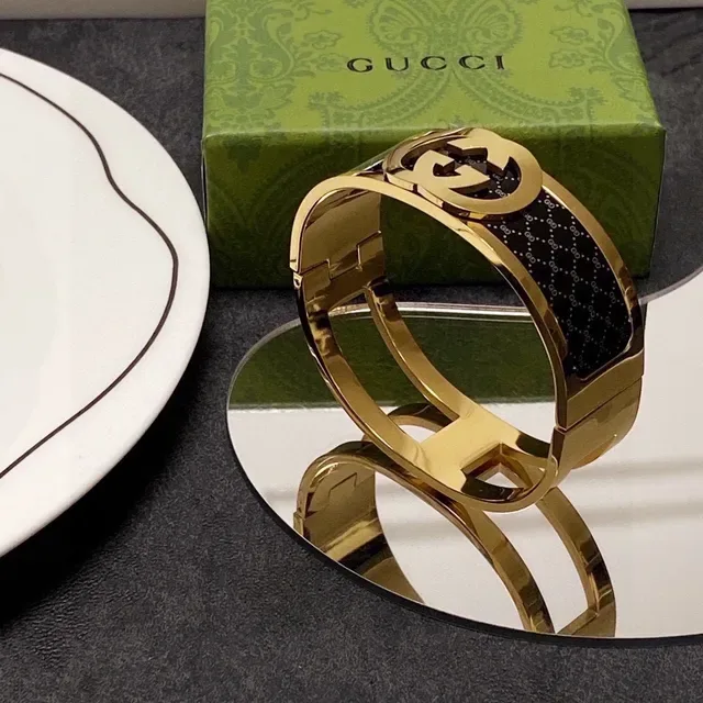 Gucci Interlocking G Black Enamel Gold-Tone Hinged Cuff Bracelet 2