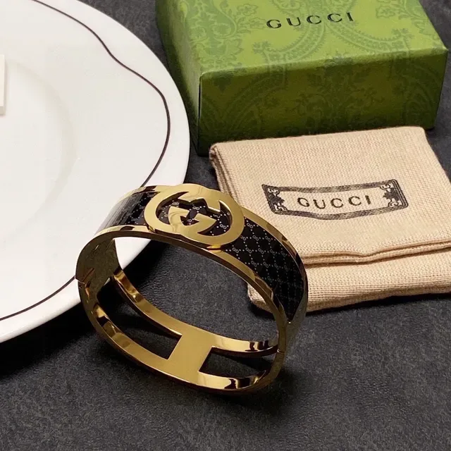 Gucci Interlocking G Black Enamel Gold-Tone Hinged Cuff Bracelet 4