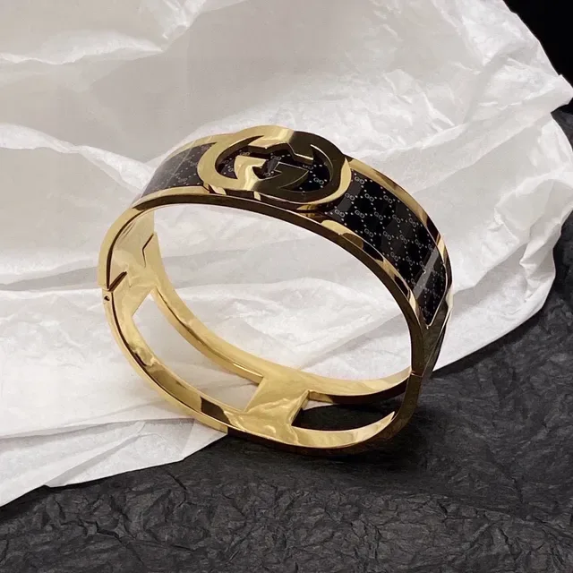 Gucci Interlocking G Black Enamel Gold-Tone Hinged Cuff Bracelet 5