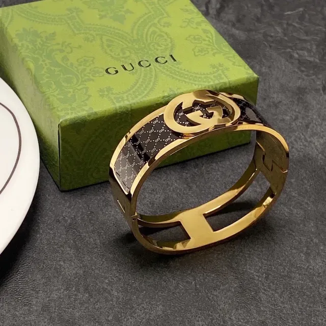 Gucci Interlocking G Black Enamel Gold-Tone Hinged Cuff Bracelet 9