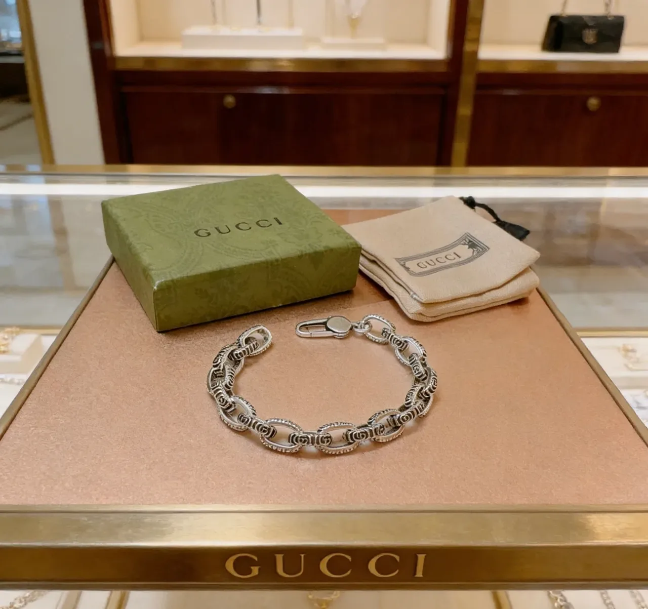 Gucci Interlocking G Motif Chain Silver Chunky Oval-Link Engraved Motifs Bracelet 2