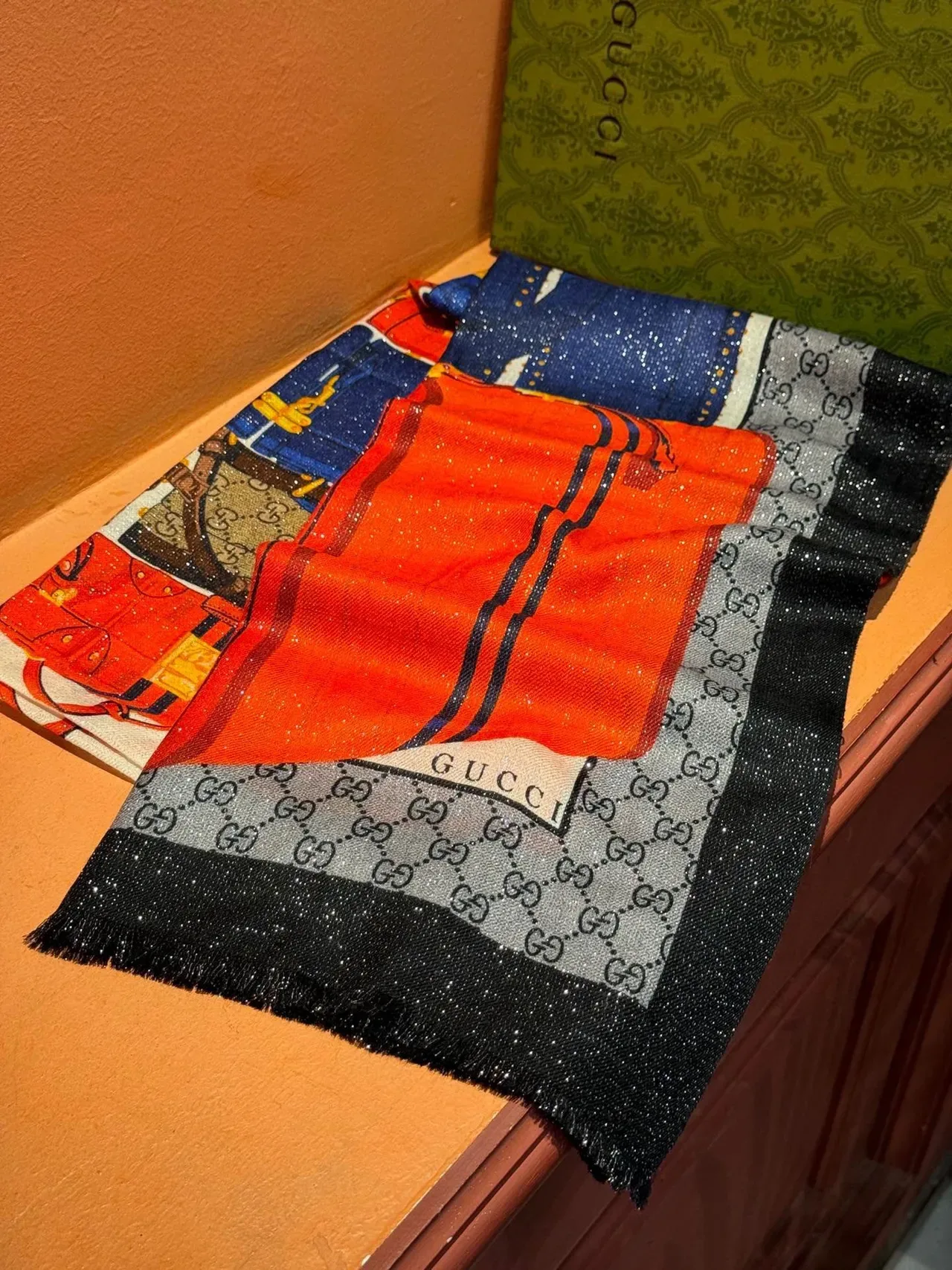Gucci Écharpe de Soie Imprimé Luggage Rouge Marine Borde Monogramme Graphique 7