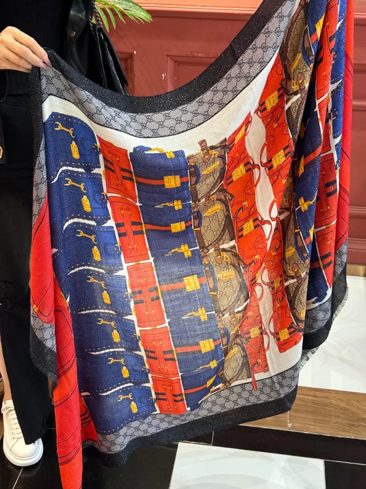 Gucci Écharpe de Soie Imprimé Luggage Rouge Marine Borde Monogramme Graphique 9