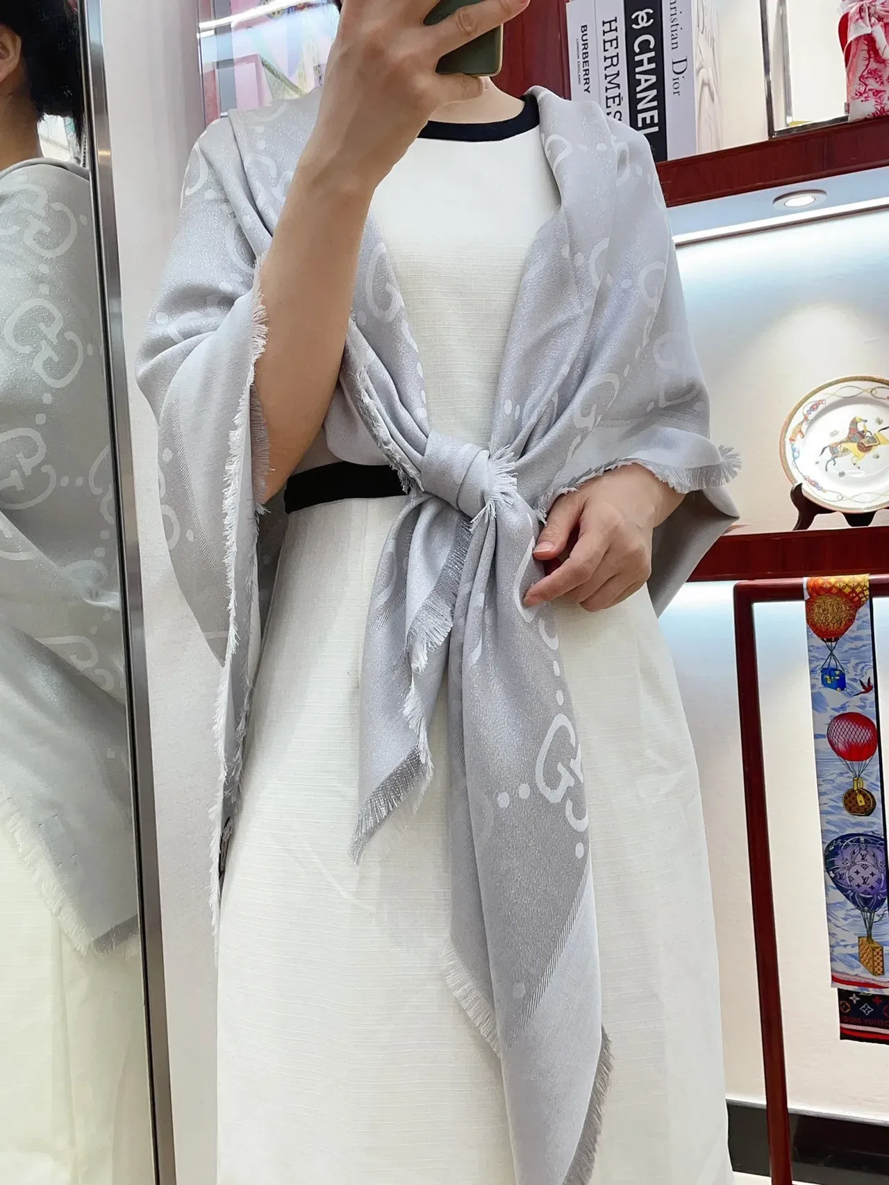 Gucci Écharpe en Soie Gris Clair Imprimée Monogramme 2