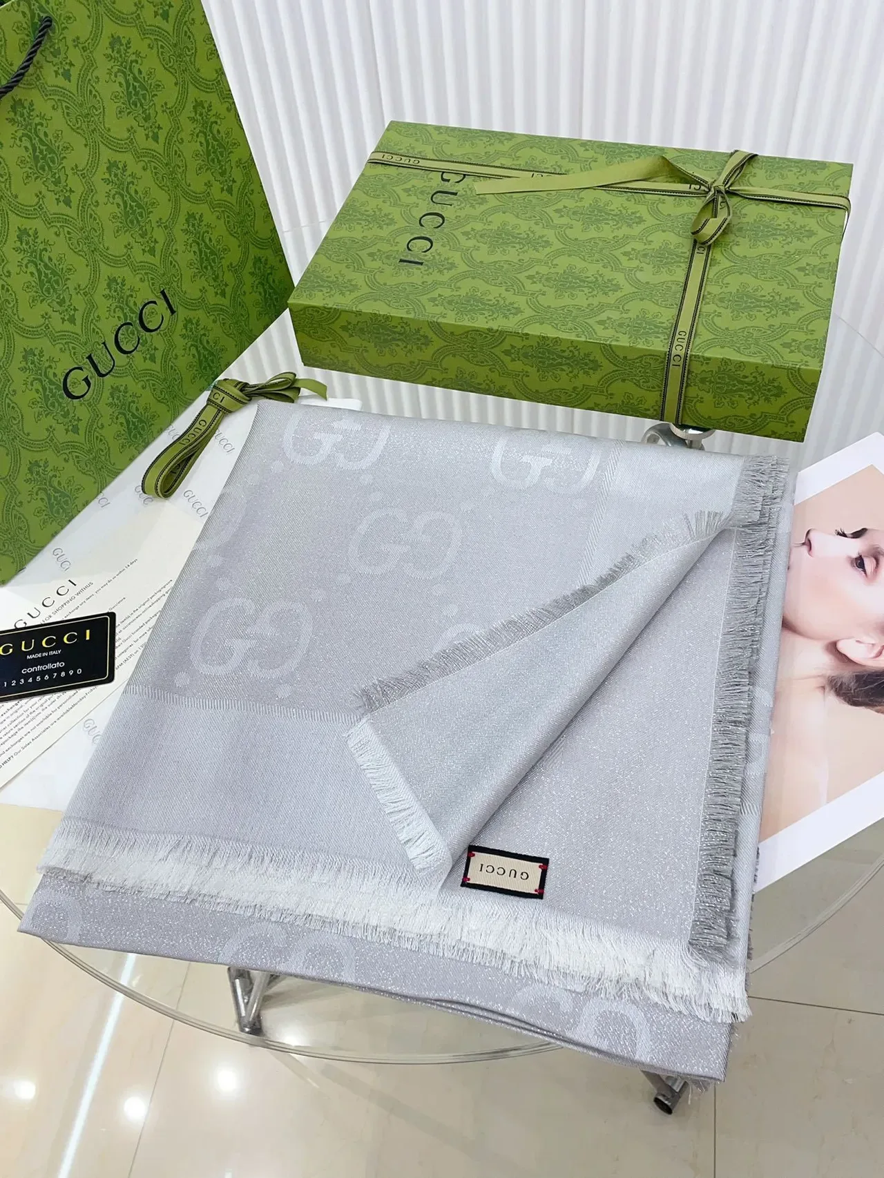 Gucci Écharpe en Soie Gris Clair Imprimée Monogramme 5