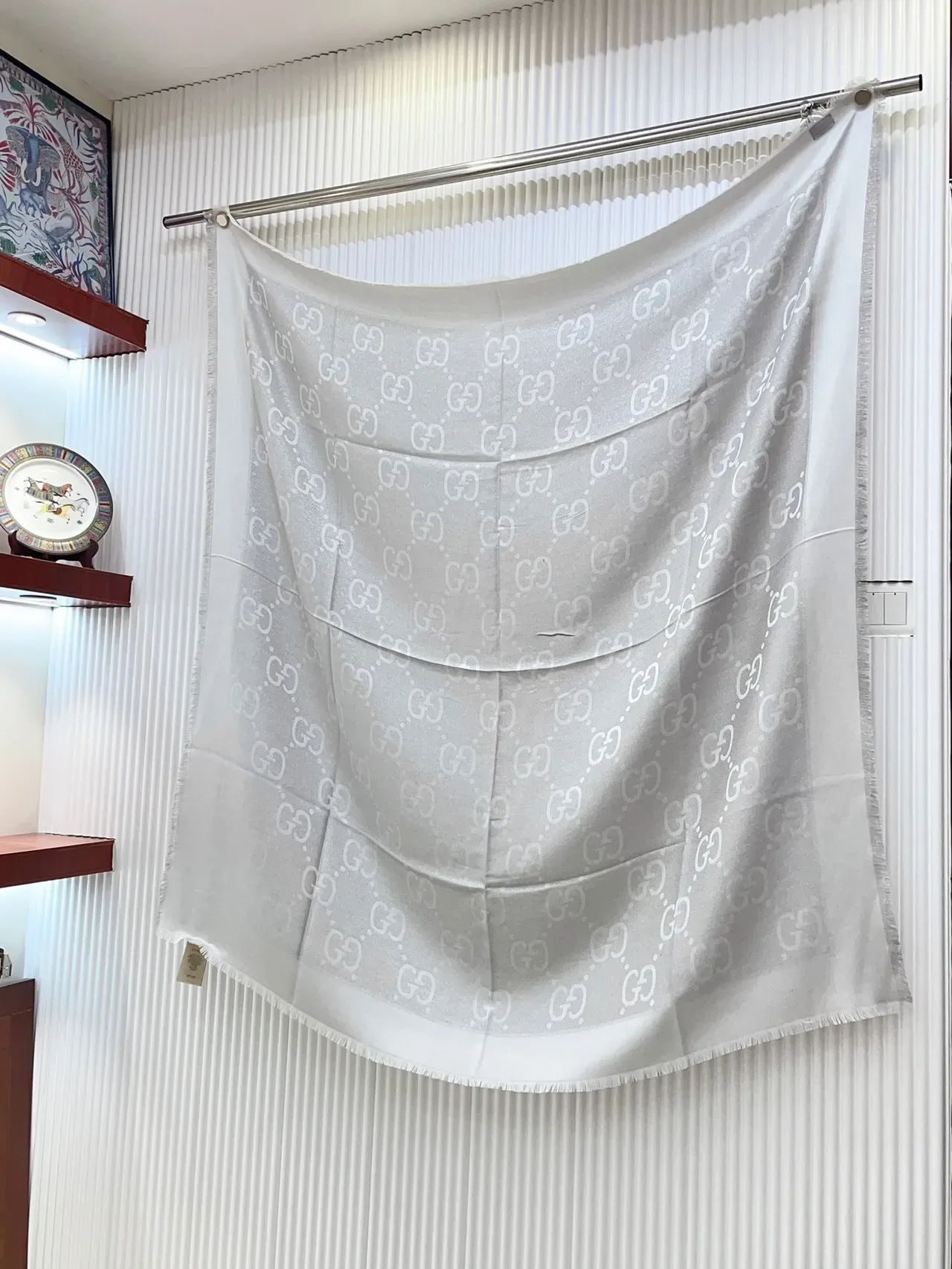 Gucci Écharpe en Soie Gris Clair Imprimée Monogramme 6