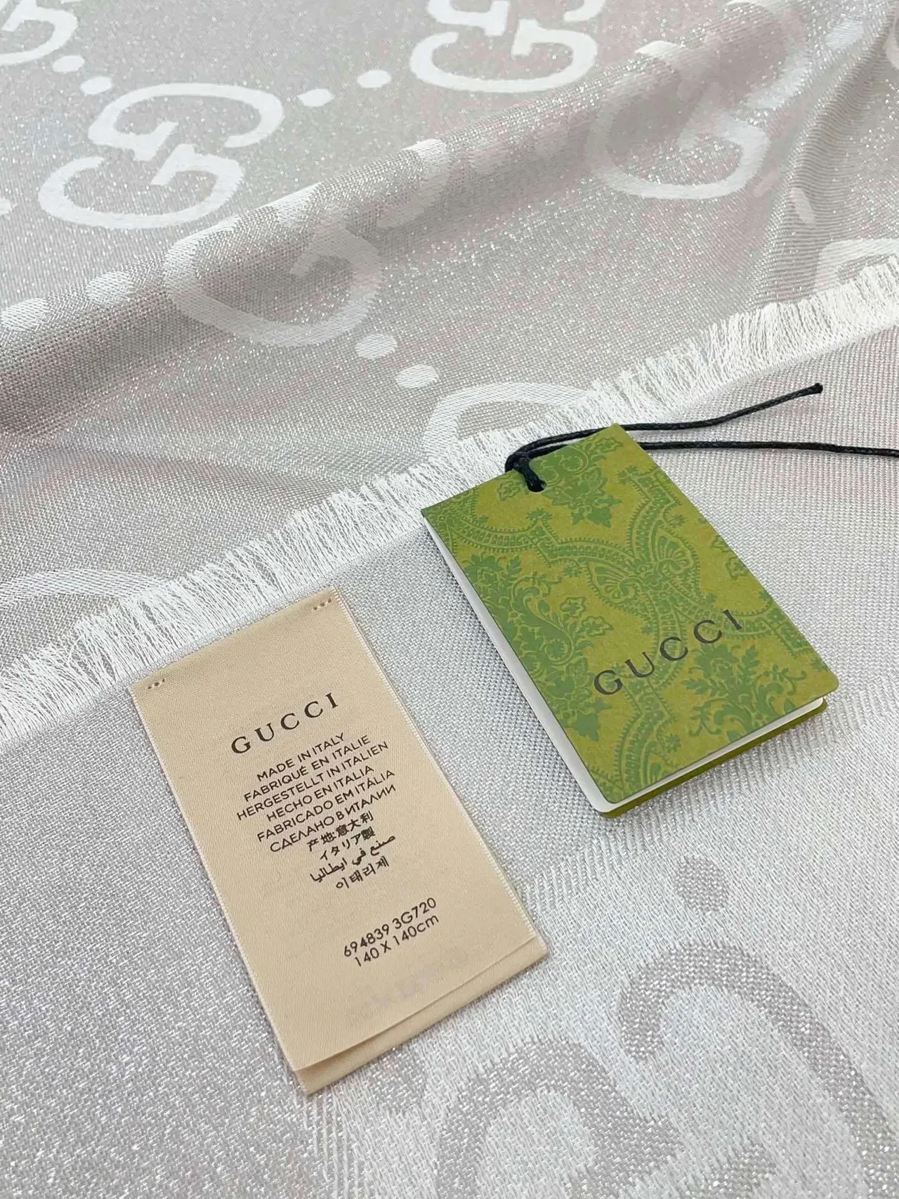 Gucci Écharpe en Soie Gris Clair Imprimée Monogramme 9