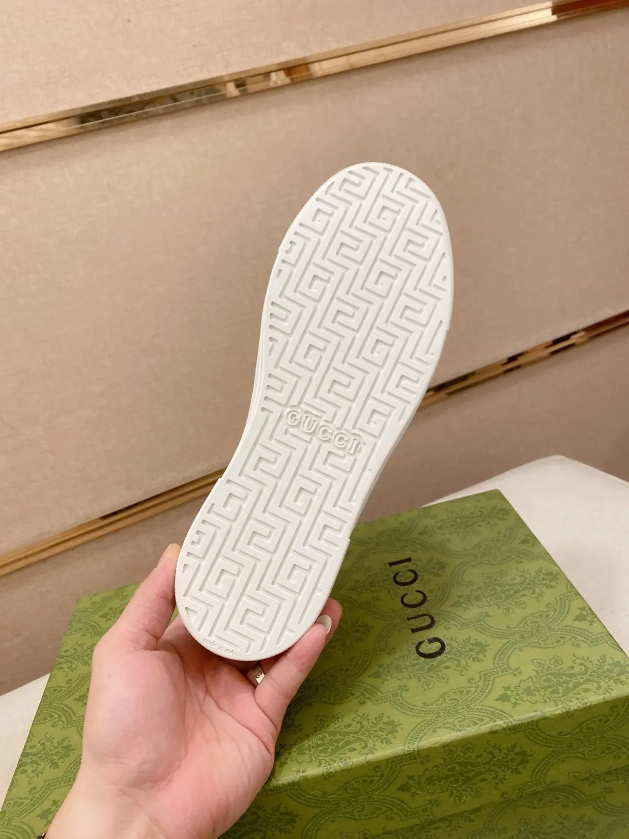 Gucci Sneakers Lifestyle Daim Navy Beige et Monogramme GG Canvas Semelle Cupsole Blanche 2
