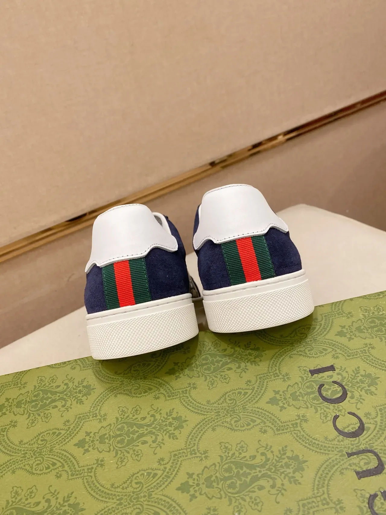 Gucci Sneakers Lifestyle Daim Navy Beige et Monogramme GG Canvas Semelle Cupsole Blanche 3
