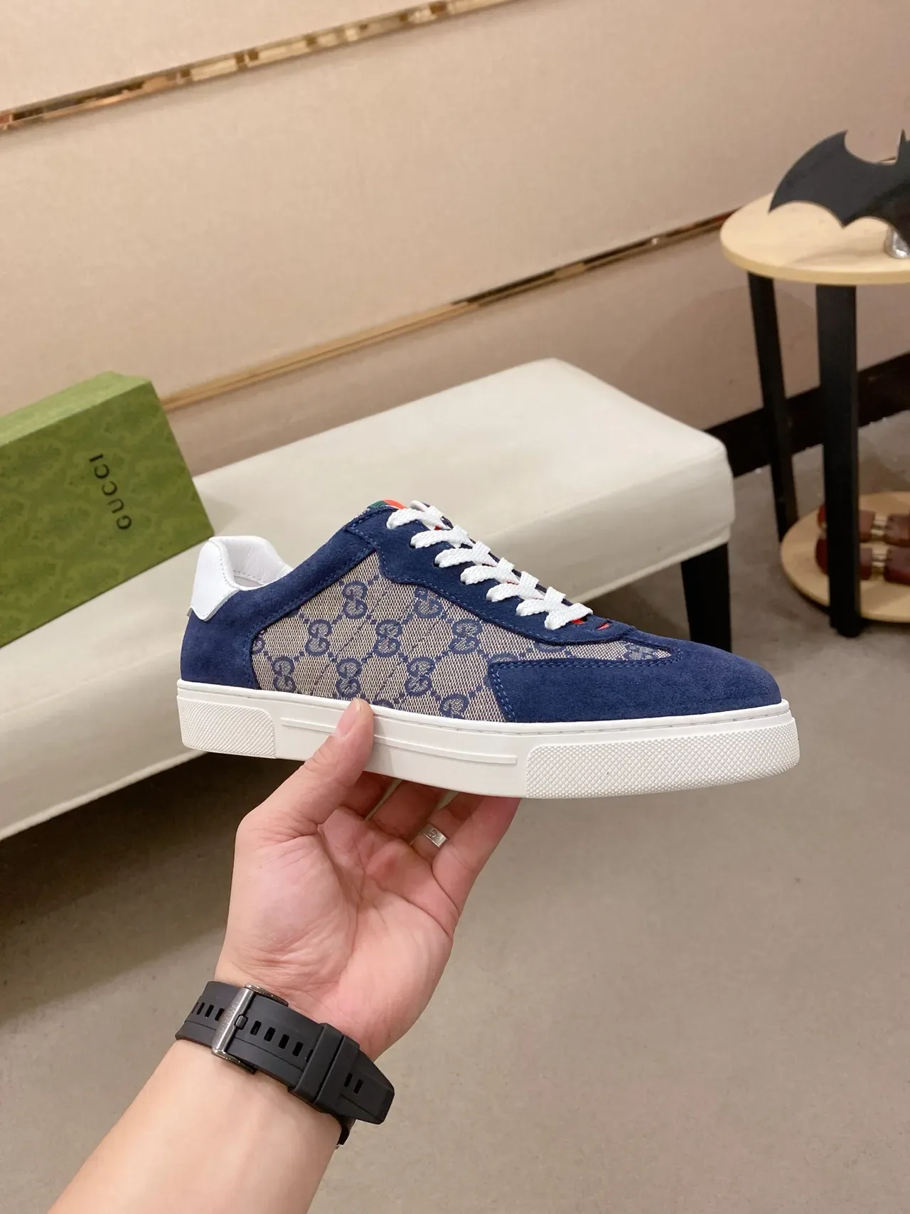 Gucci Sneakers Lifestyle Daim Navy Beige et Monogramme GG Canvas Semelle Cupsole Blanche 4