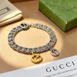 Gucci Pulsera con Encanto de Cadena Curb-Link Ornate Doble G