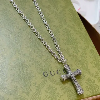 Gucci 华丽镂空十字架坠银项链