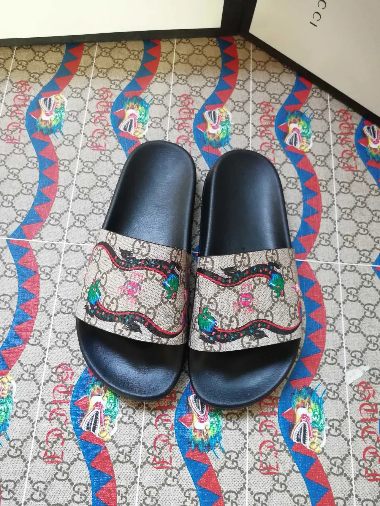 Gucci Screener Dragon Print খাকি এবং কালো চপ্পল 2