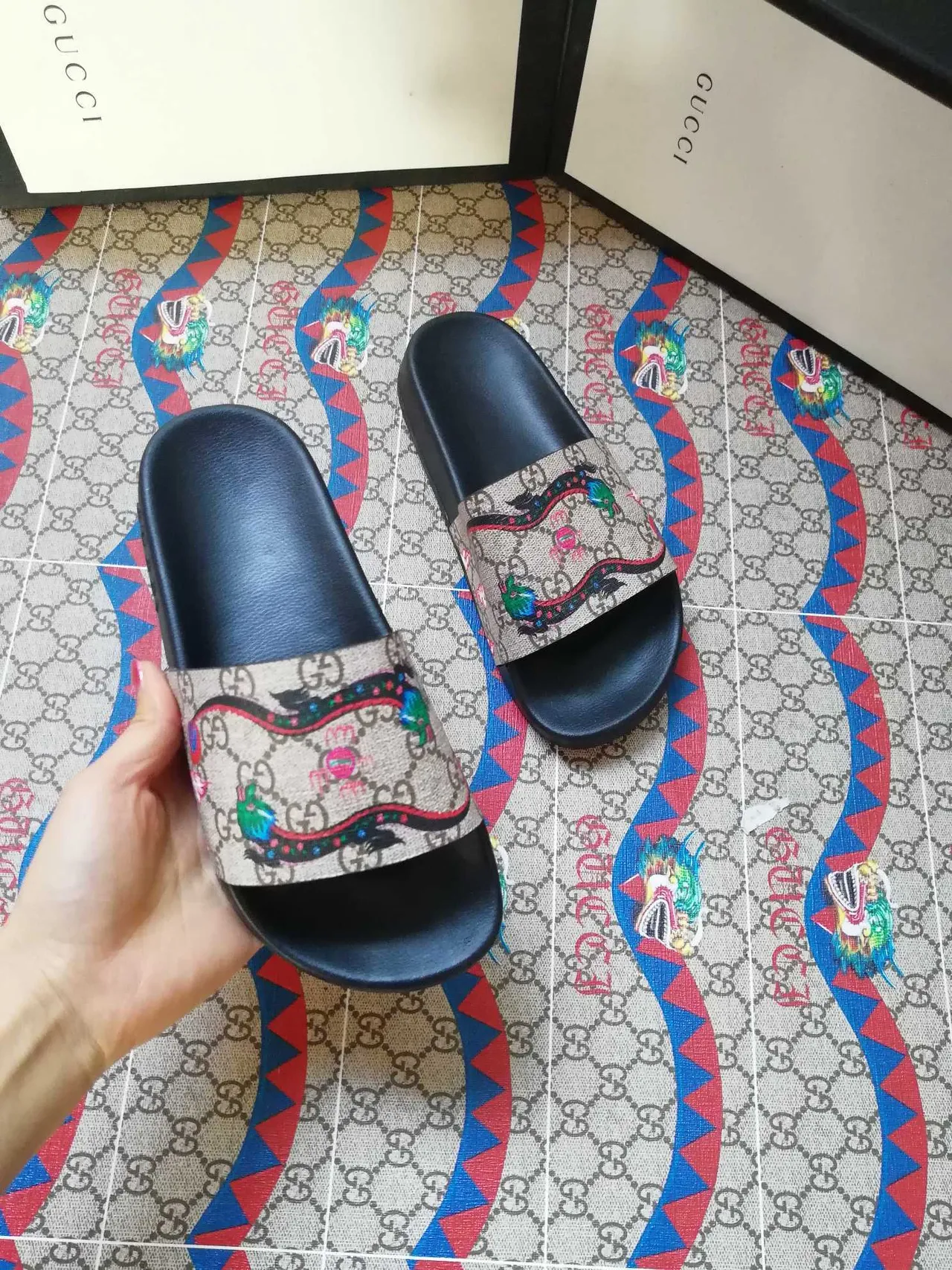 Gucci Screener Dragon Print খাকি এবং কালো চপ্পল 3