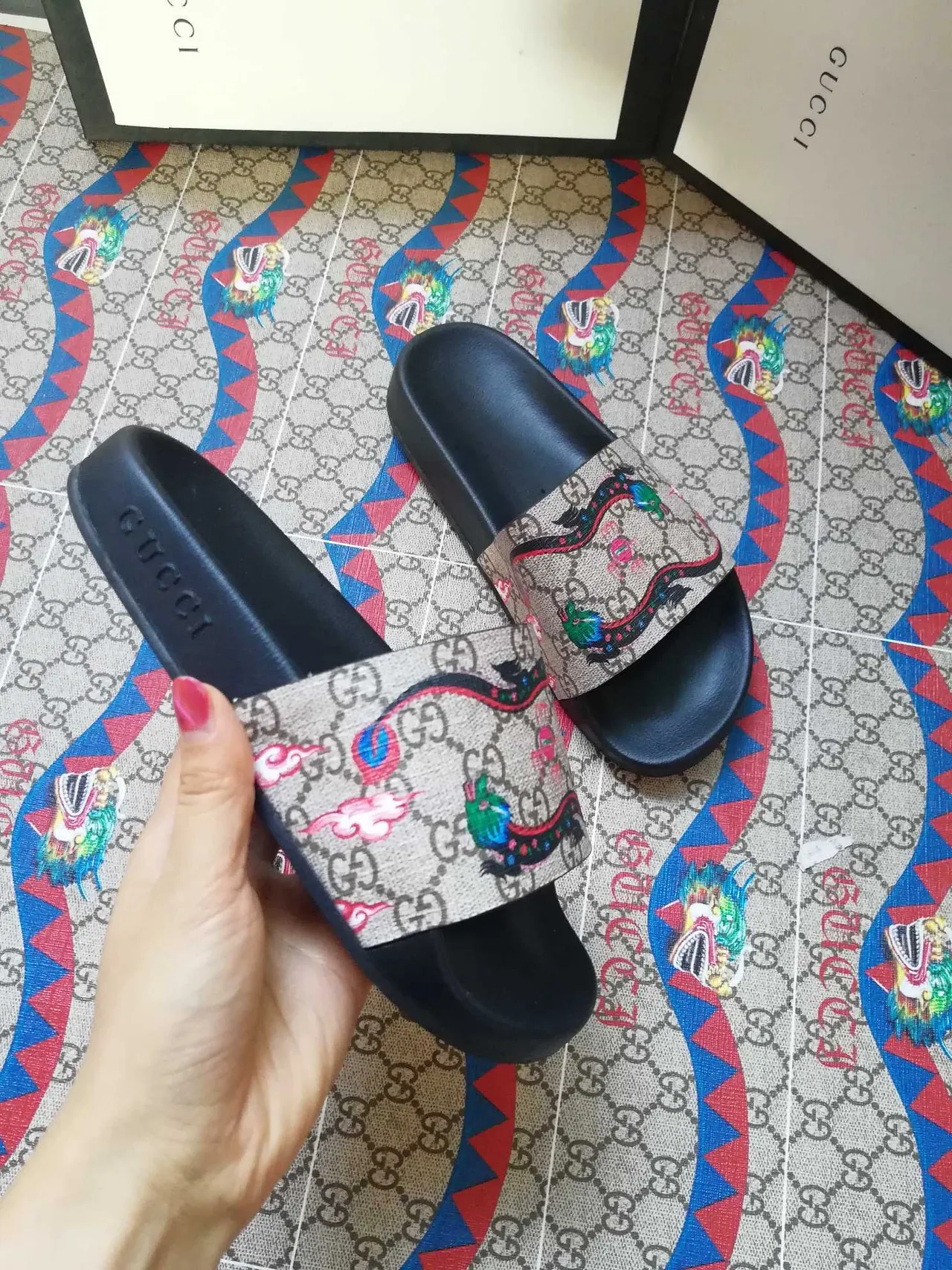 Gucci Screener Dragon Print খাকি এবং কালো চপ্পল 4
