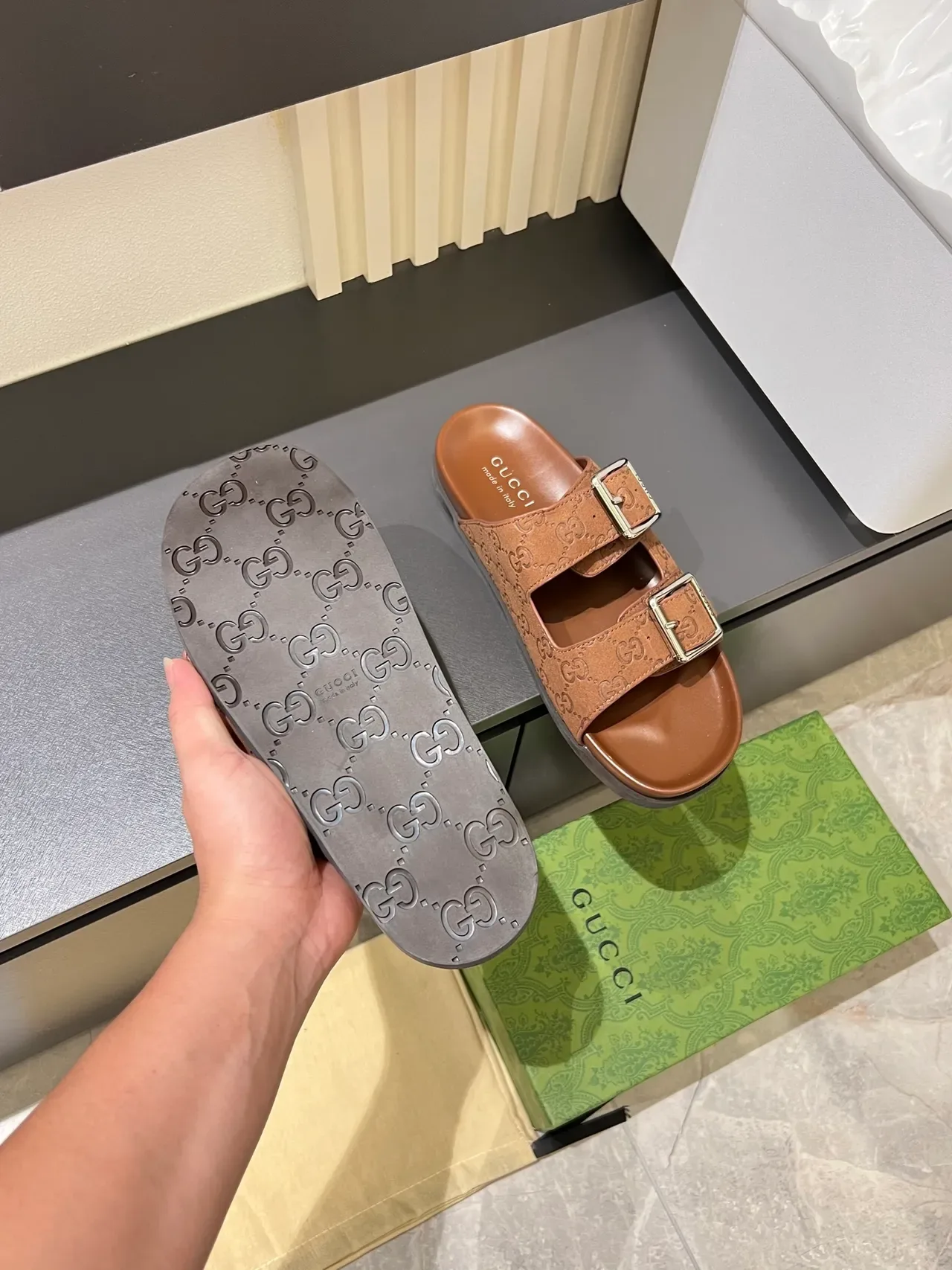 Gucci Screener Embossed GG Buckle Slide sandales casual 2