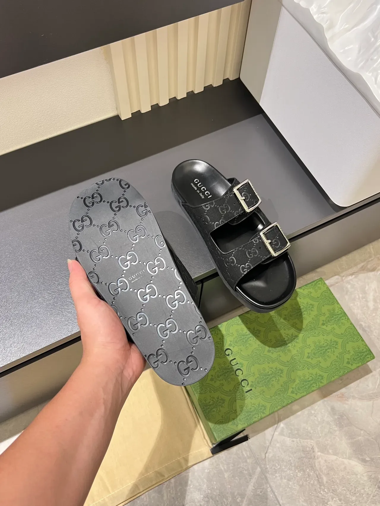 Gucci Screener Embossed GG Buckle Slide sandales casual 3